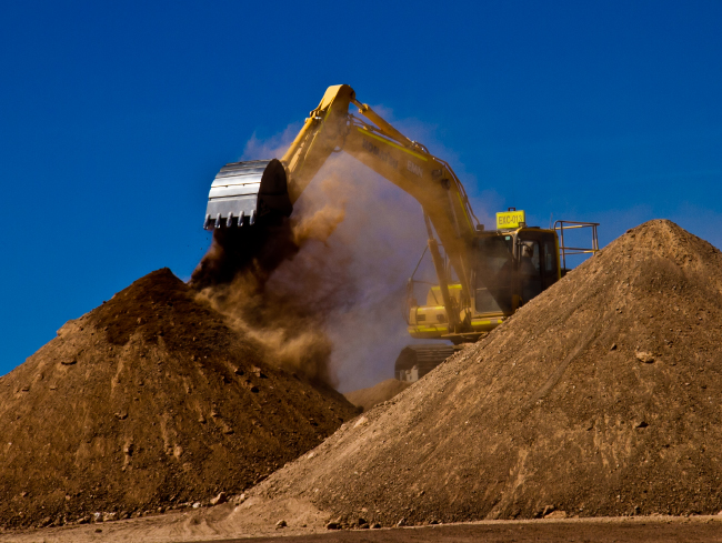 Excavadora EXCON en movimiento de tierra